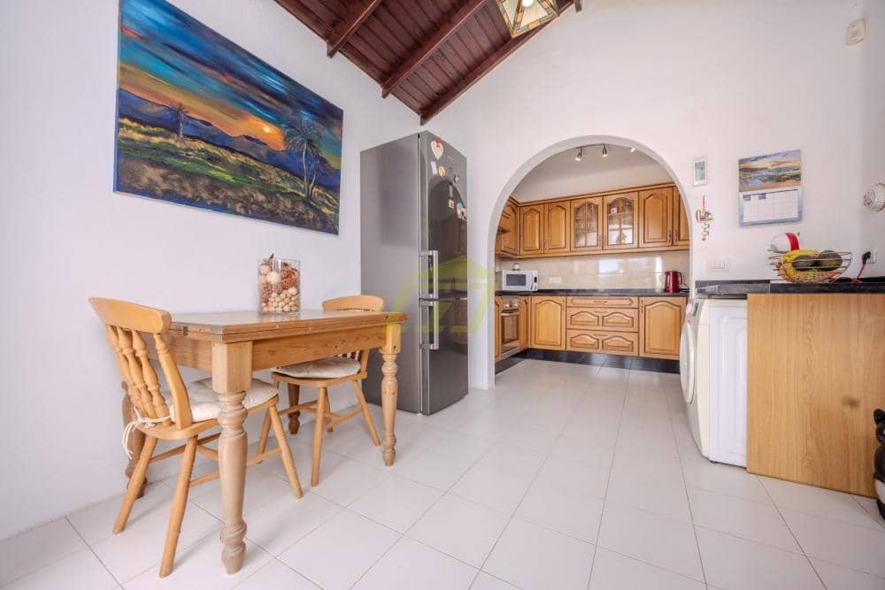 4 bedroom Villa for sale in Playa Blanca with pool - € 795,000 (Ref: 9833183)