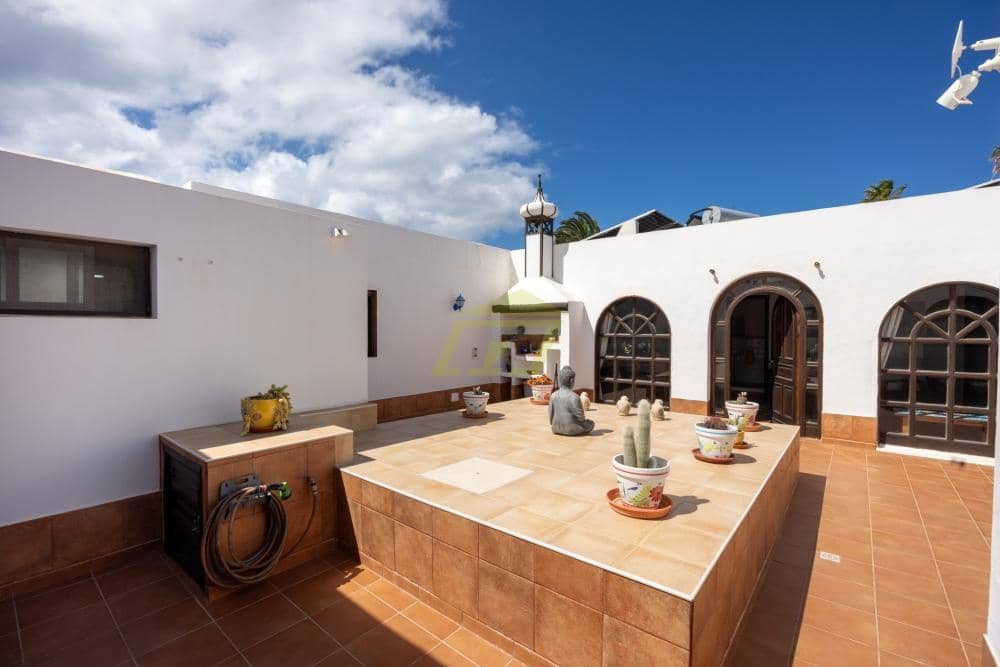 4 bedroom Villa for sale in Playa Blanca with pool - € 795,000 (Ref: 9833183)