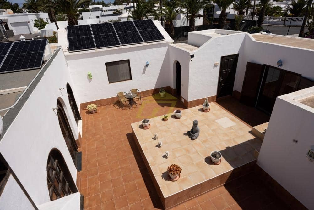 4 bedroom Villa for sale in Playa Blanca with pool - € 795,000 (Ref: 9833183)