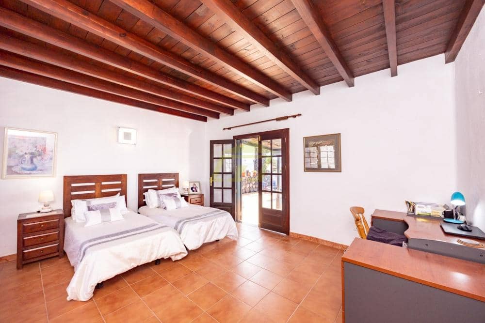 4 bedroom Villa for sale in Playa Blanca with pool - € 795,000 (Ref: 9833183)