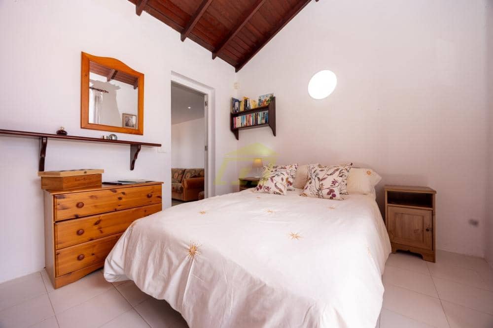 4 bedroom Villa for sale in Playa Blanca with pool - € 795,000 (Ref: 9833183)