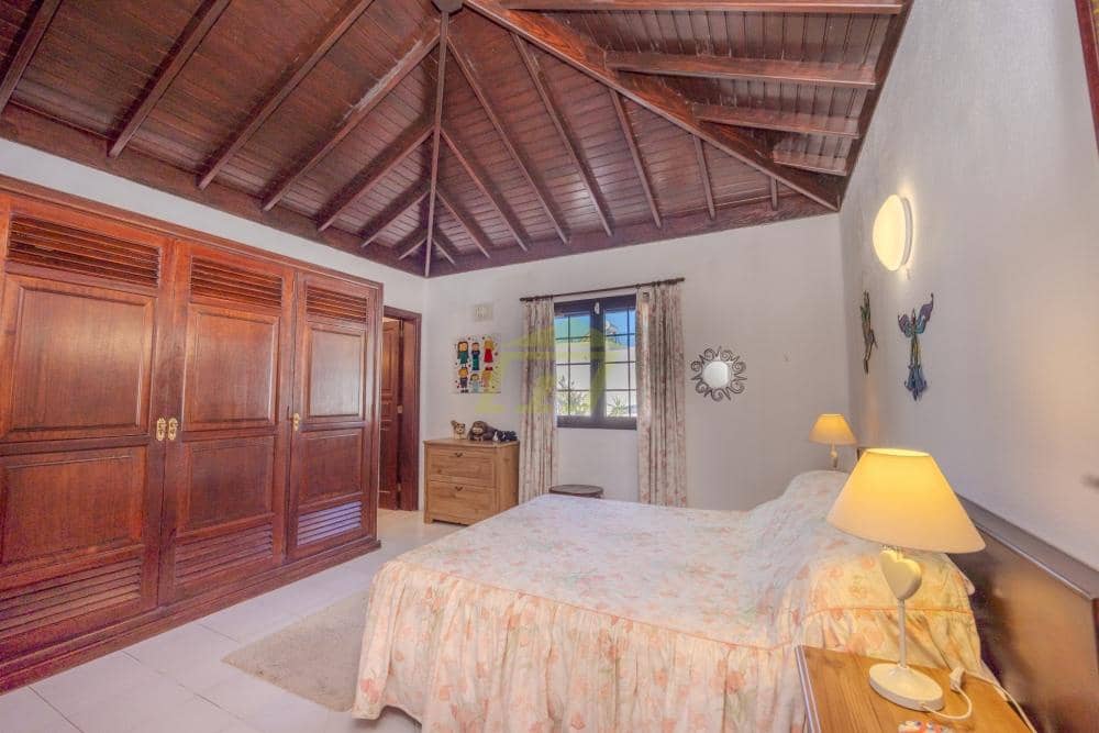 4 bedroom Villa for sale in Playa Blanca with pool - € 795,000 (Ref: 9833183)