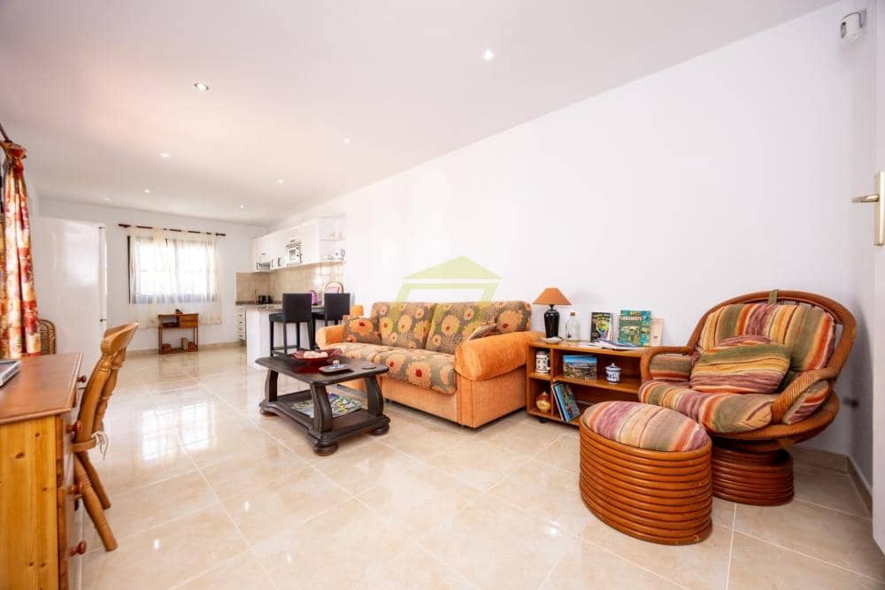 4 bedroom Villa for sale in Playa Blanca with pool - € 795,000 (Ref: 9833183)