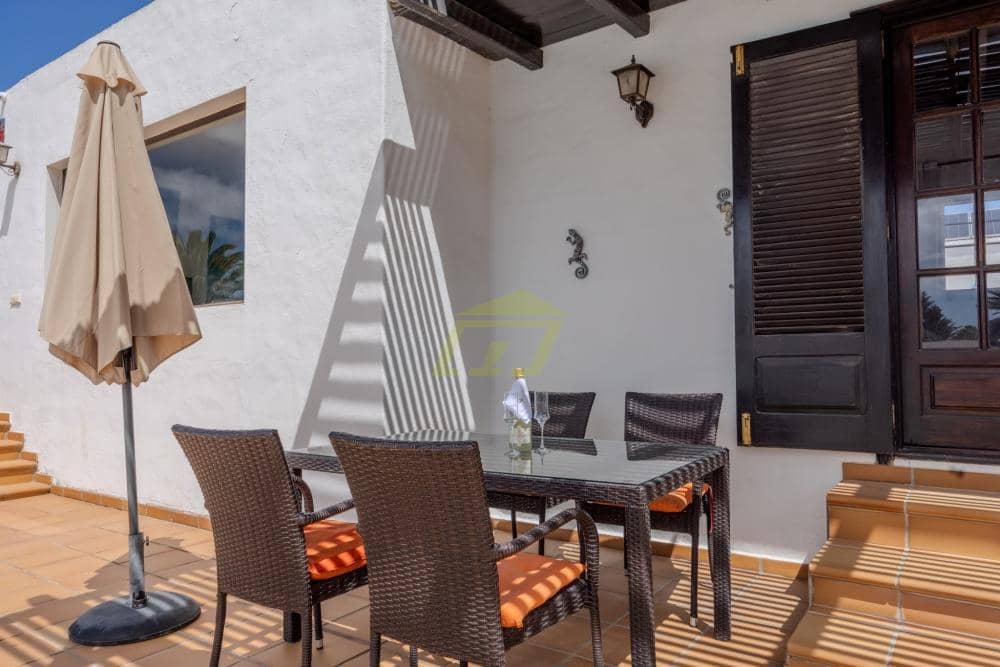 4 bedroom Villa for sale in Playa Blanca with pool - € 795,000 (Ref: 9833183)