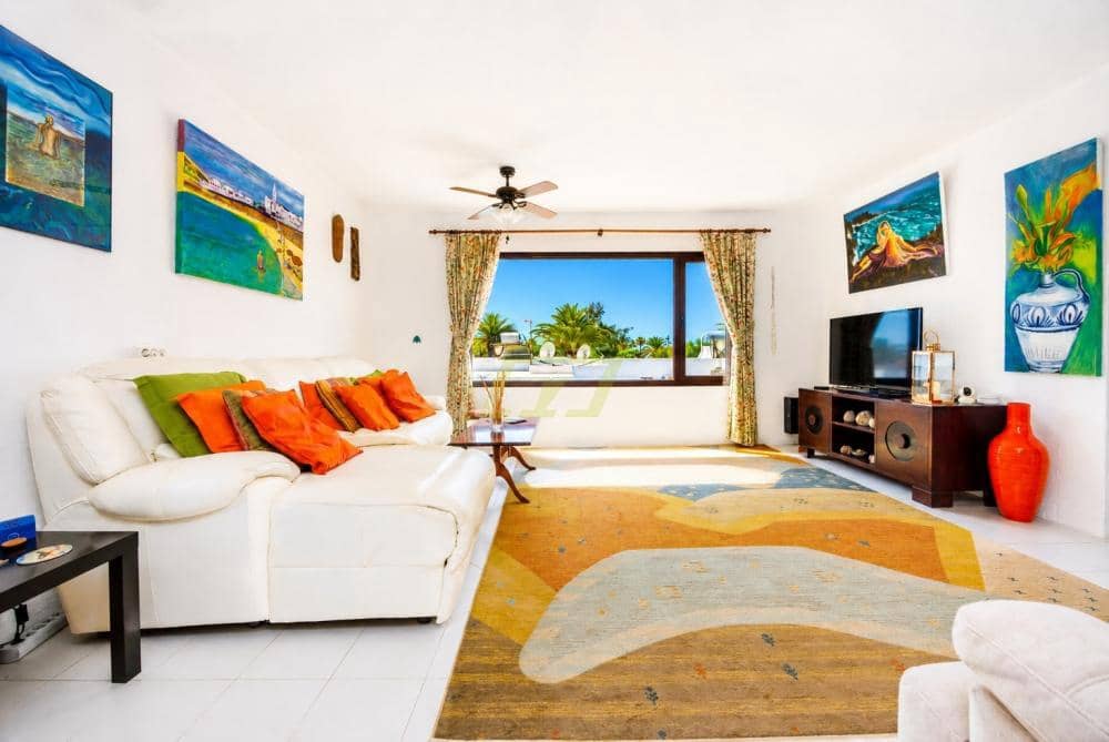 4 bedroom Villa for sale in Playa Blanca with pool - € 795,000 (Ref: 9833183)