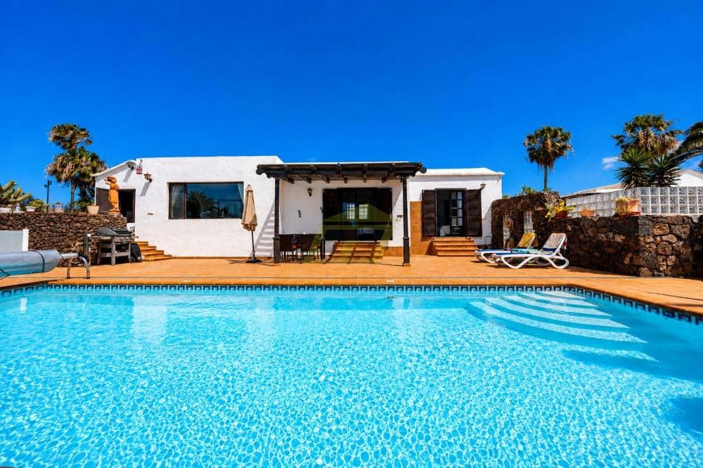 4 bedroom Villa for sale in Playa Blanca with pool - € 795,000 (Ref: 9833183)