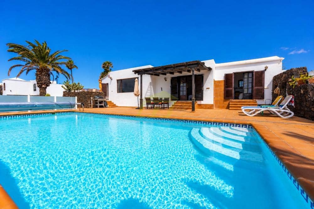 4 bedroom Villa for sale in Playa Blanca with pool - € 795,000 (Ref: 9833183)