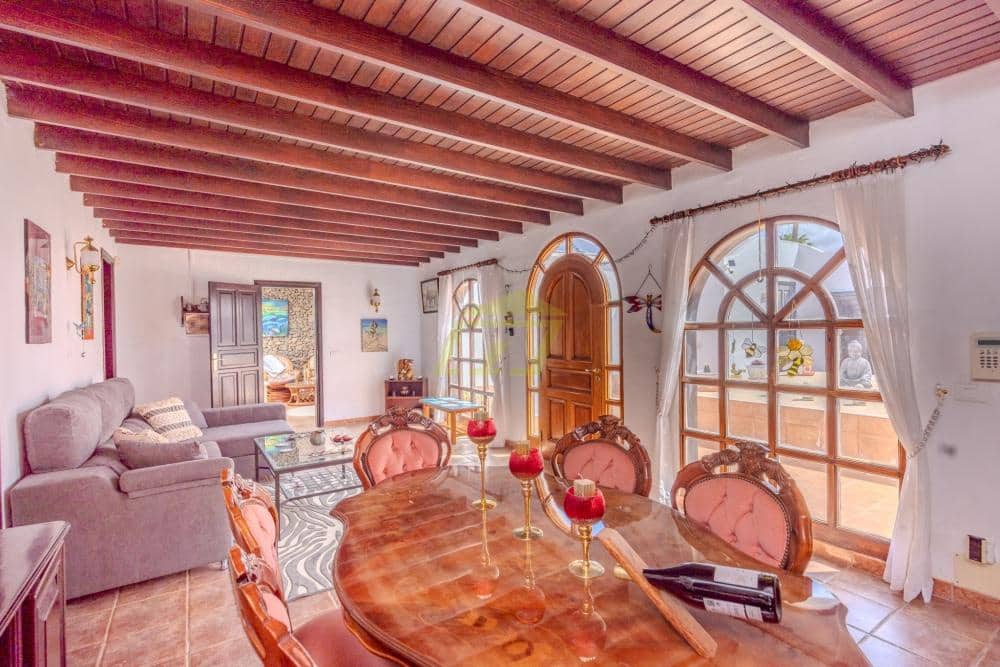 4 bedroom Villa for sale in Playa Blanca with pool - € 795,000 (Ref: 9833183)