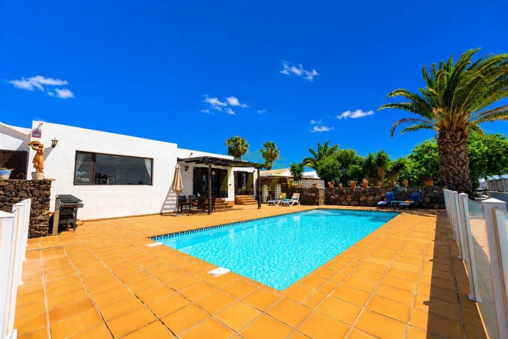 4 bedroom Villa for sale in Playa Blanca with pool - € 795,000 (Ref: 9833183)