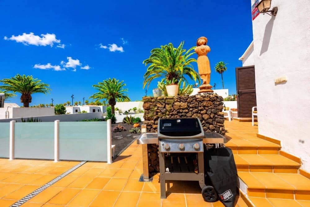 4 bedroom Villa for sale in Playa Blanca with pool - € 795,000 (Ref: 9833183)