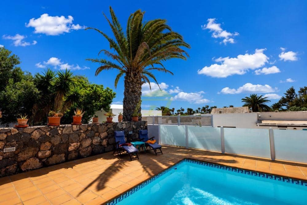 4 bedroom Villa for sale in Playa Blanca with pool - € 795,000 (Ref: 9833183)