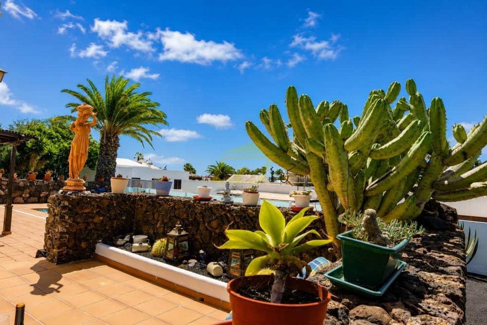 4 bedroom Villa for sale in Playa Blanca with pool - € 795,000 (Ref: 9833183)