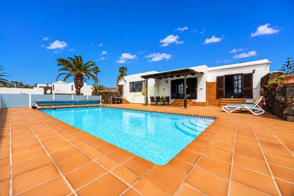 4 bedroom Villa for sale in Playa Blanca with pool - € 795,000 (Ref: 9833183)