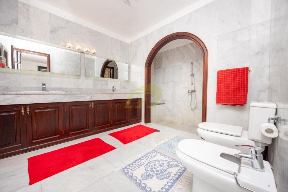 4 bedroom Villa for sale in Playa Blanca with pool - € 795,000 (Ref: 9833183)