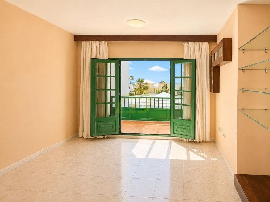 2 bedroom Apartment for sale in Costa Teguise with pool garage - € 310,000 (Ref: 9842051)