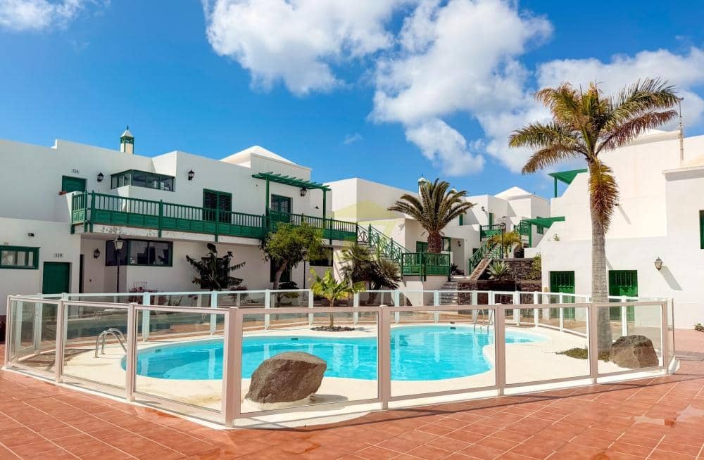 2 bedroom Apartment for sale in Costa Teguise with pool garage - € 310,000 (Ref: 9842051)