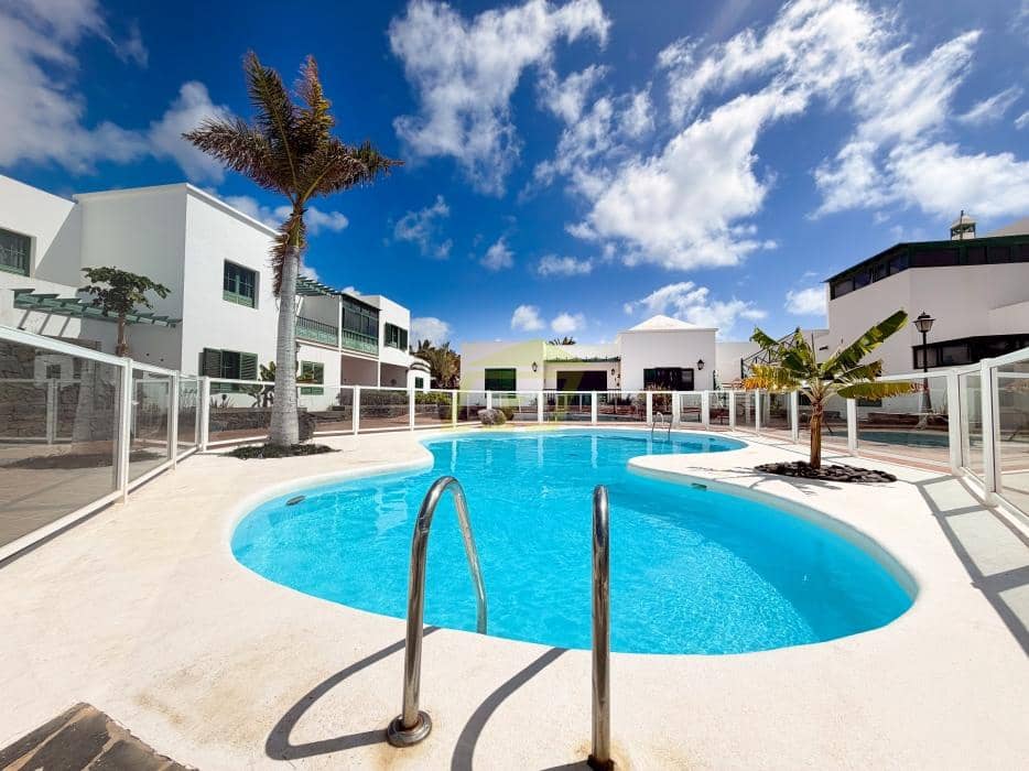 2 bedroom Apartment for sale in Costa Teguise with pool garage - € 310,000 (Ref: 9842051)