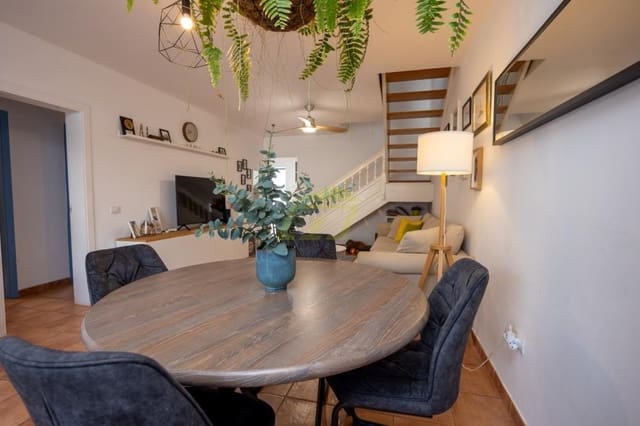 3 quarto Moradia para venda em Puerto Calero, Yaiza com piscina - 420 000 € (Ref: 9844794)