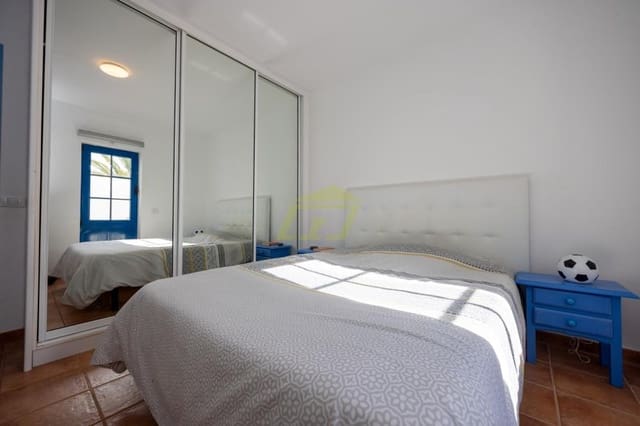 3 quarto Moradia para venda em Puerto Calero, Yaiza com piscina - 420 000 € (Ref: 9844794)
