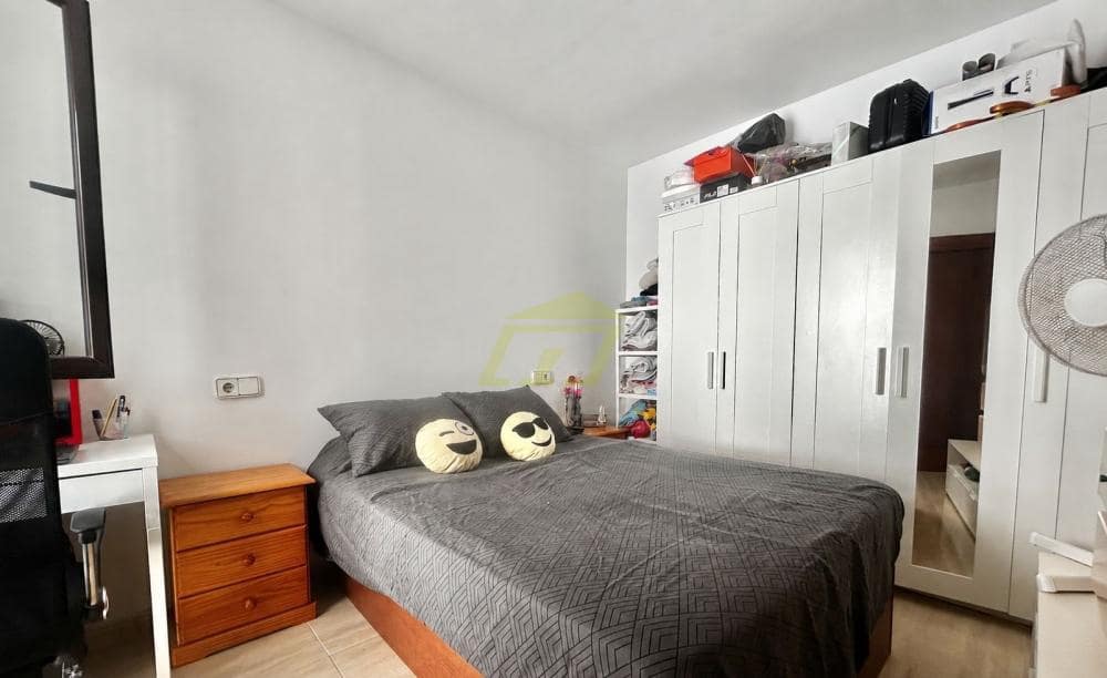 2 bedroom Apartment for sale in Arrecife - € 150,000 (Ref: 9844796)