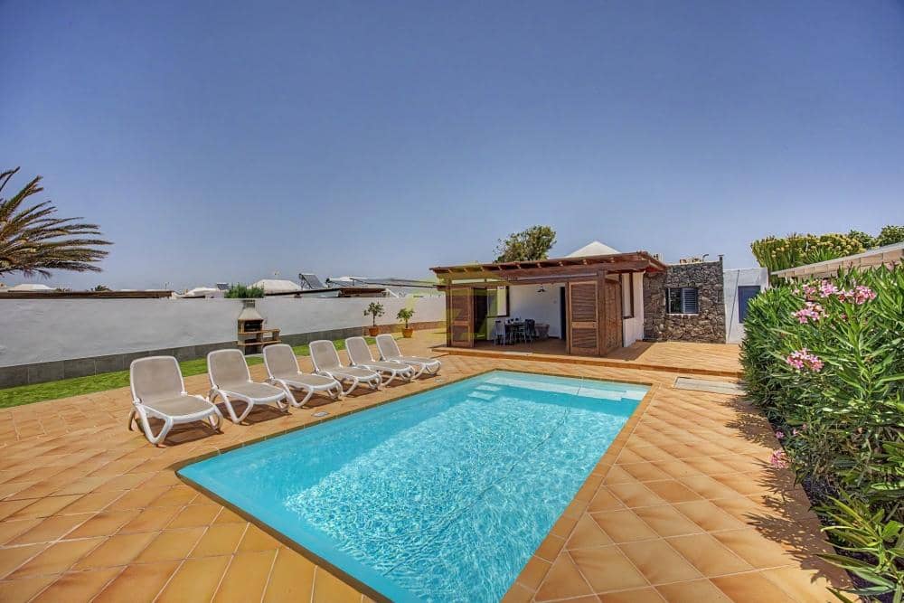 3 bedroom Villa for sale in Playa Blanca with pool - € 570,000 (Ref: 9861474)