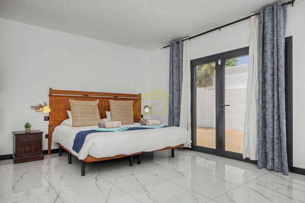 3 bedroom Villa for sale in Playa Blanca with pool - € 570,000 (Ref: 9861474)