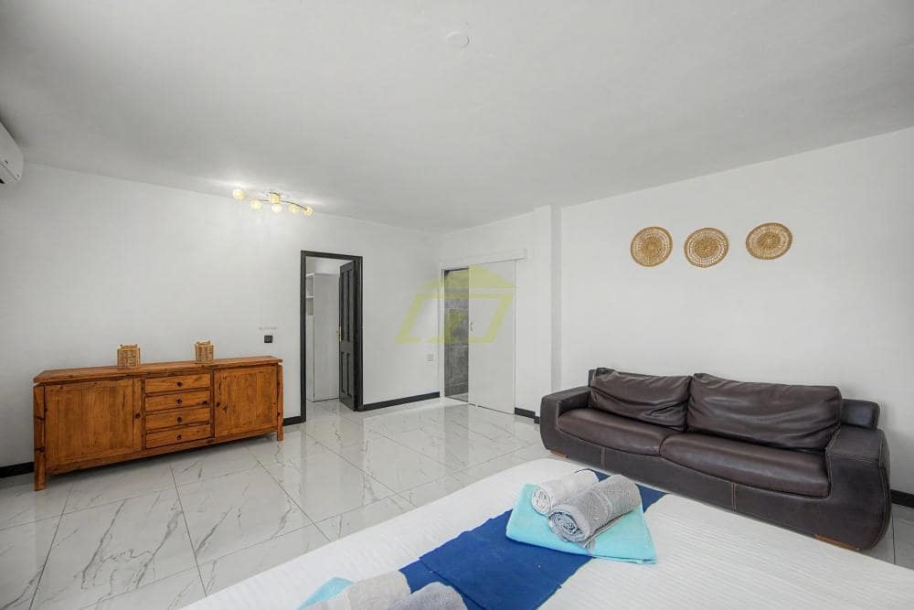 3 bedroom Villa for sale in Playa Blanca with pool - € 570,000 (Ref: 9861474)