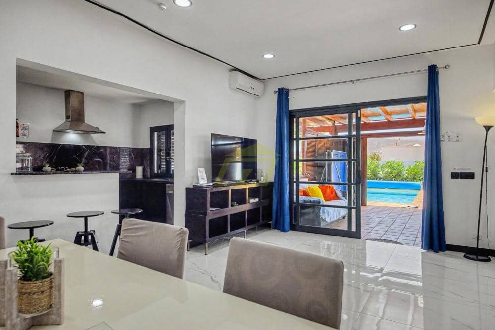 3 bedroom Villa for sale in Playa Blanca with pool - € 570,000 (Ref: 9861474)