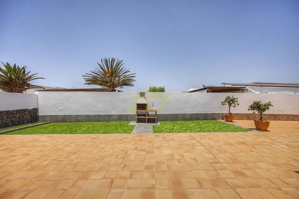 3 bedroom Villa for sale in Playa Blanca with pool - € 570,000 (Ref: 9861474)