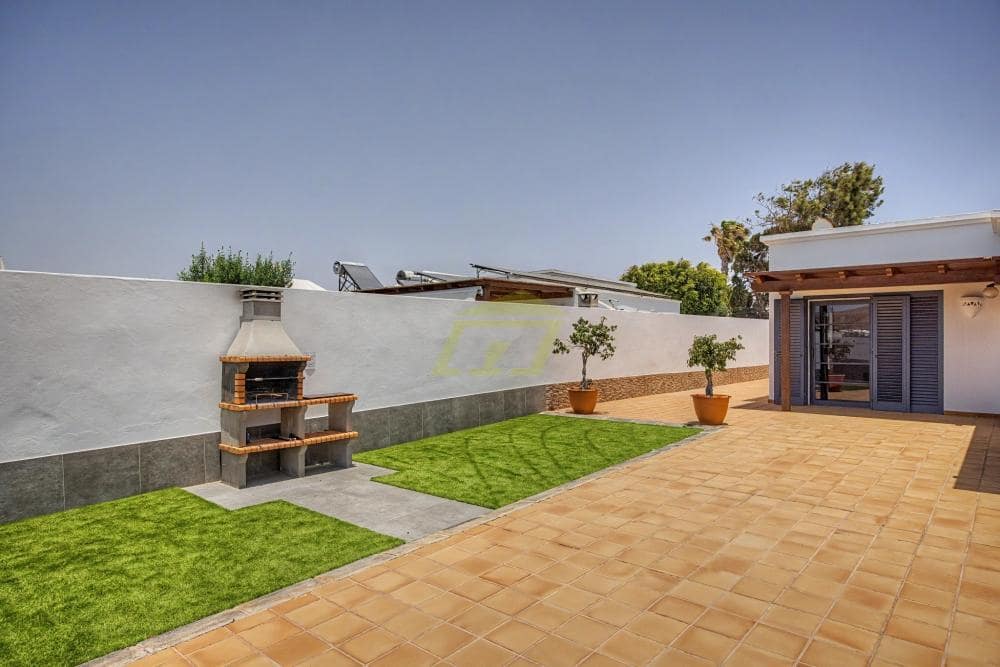 3 bedroom Villa for sale in Playa Blanca with pool - € 570,000 (Ref: 9861474)