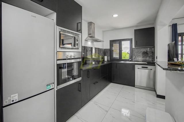 3 slaapkamer Villa te koop in Playa Blanca, Yaiza met zwembad - € 570.000 (Ref: 9861474)