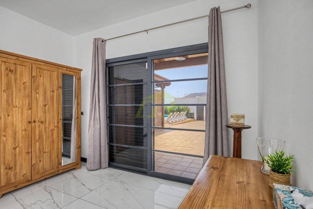 3 bedroom Villa for sale in Playa Blanca with pool - € 570,000 (Ref: 9861474)