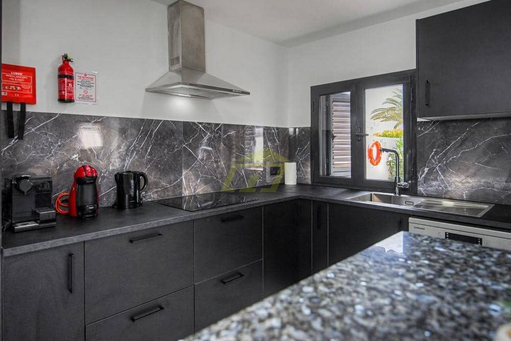 3 bedroom Villa for sale in Playa Blanca with pool - € 570,000 (Ref: 9861474)