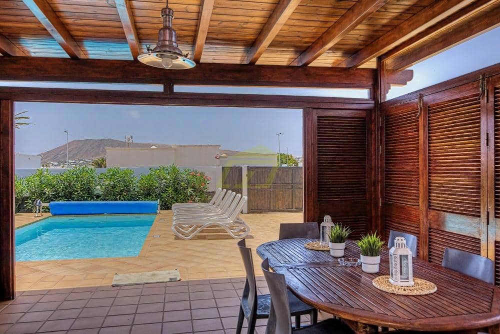 3 bedroom Villa for sale in Playa Blanca with pool - € 570,000 (Ref: 9861474)