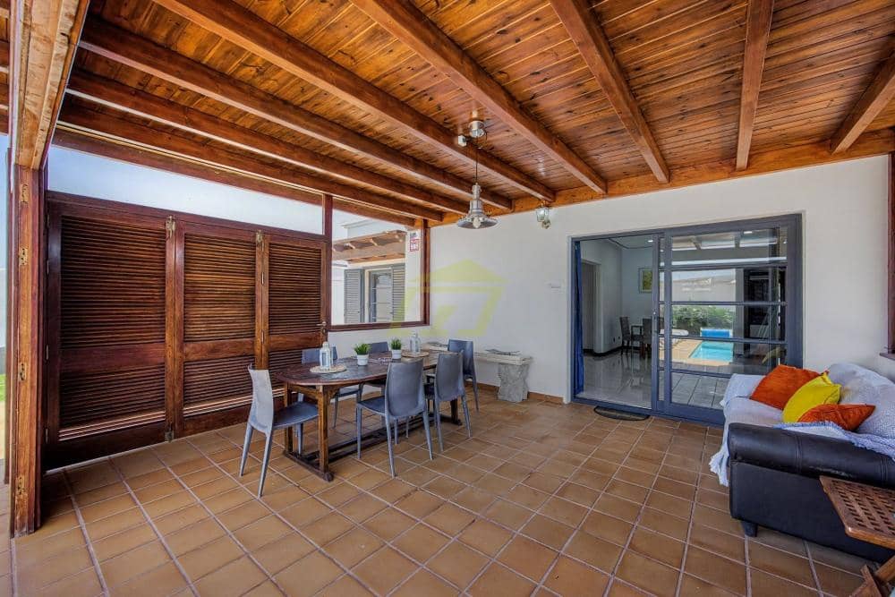 3 bedroom Villa for sale in Playa Blanca with pool - € 570,000 (Ref: 9861474)