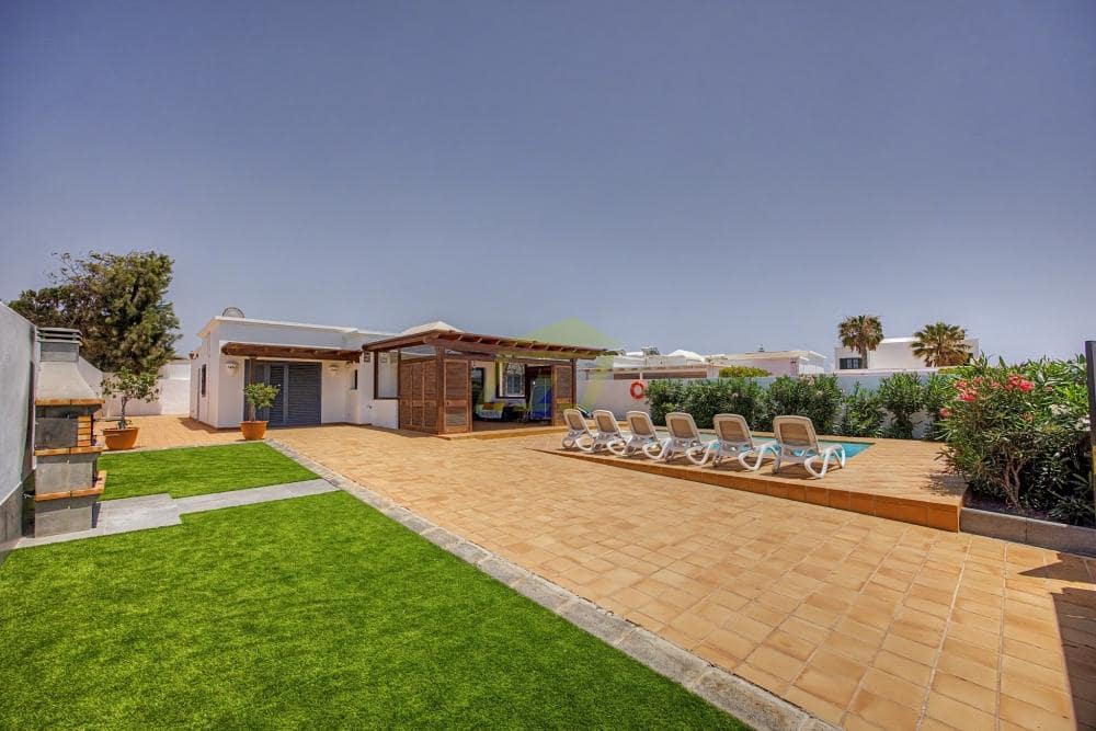 3 bedroom Villa for sale in Playa Blanca with pool - € 570,000 (Ref: 9861474)