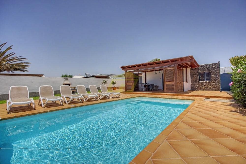 3 bedroom Villa for sale in Playa Blanca with pool - € 570,000 (Ref: 9861474)