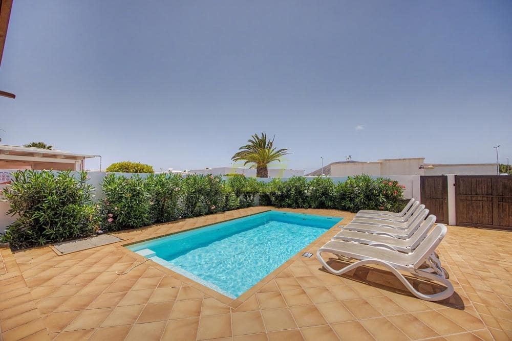 3 bedroom Villa for sale in Playa Blanca with pool - € 570,000 (Ref: 9861474)
