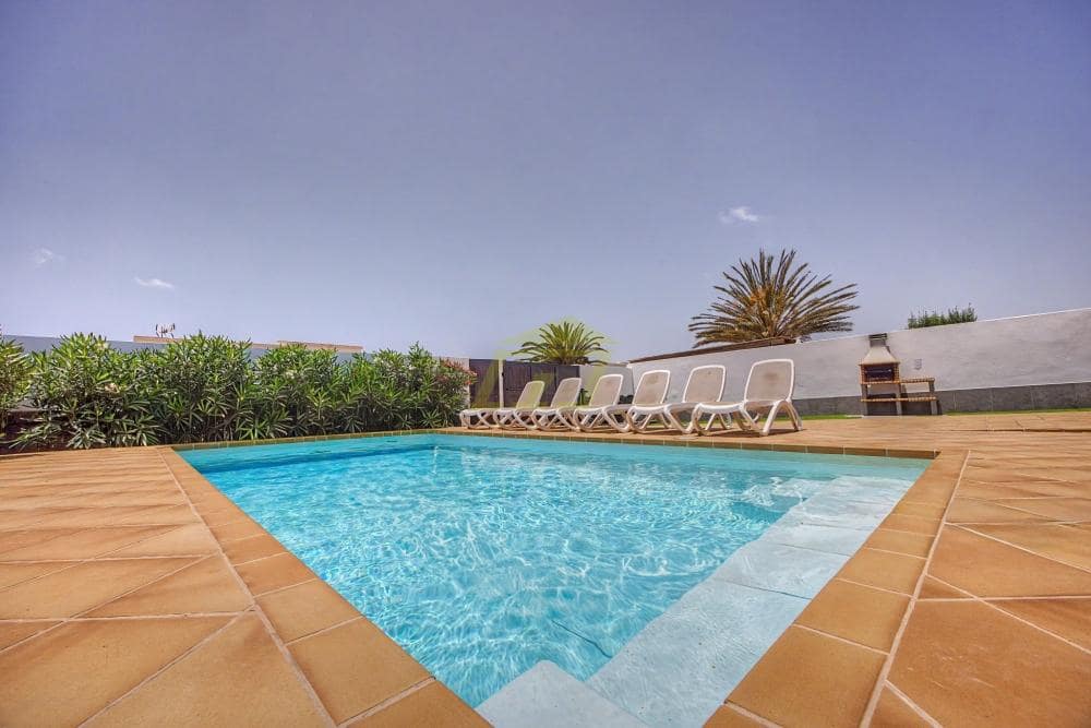 3 bedroom Villa for sale in Playa Blanca with pool - € 570,000 (Ref: 9861474)