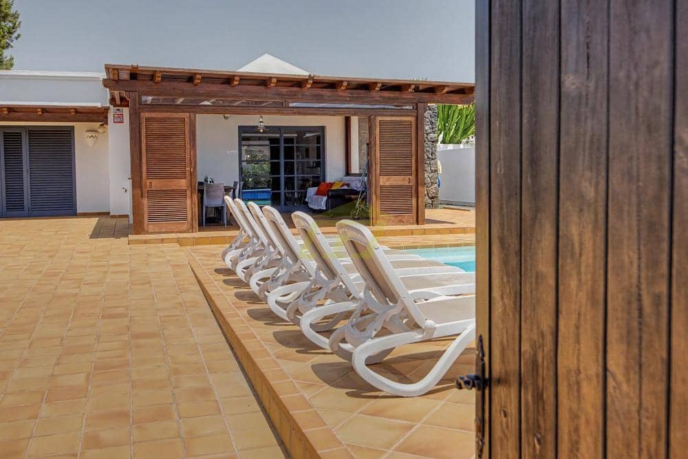 3 bedroom Villa for sale in Playa Blanca with pool - € 570,000 (Ref: 9861474)