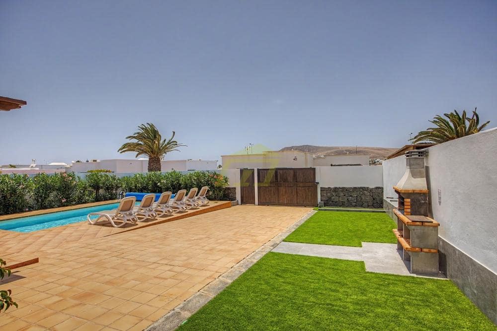 3 bedroom Villa for sale in Playa Blanca with pool - € 570,000 (Ref: 9861474)