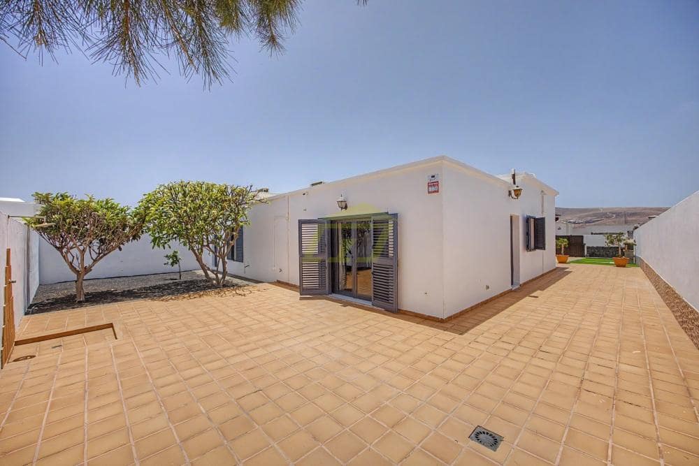 3 bedroom Villa for sale in Playa Blanca with pool - € 570,000 (Ref: 9861474)