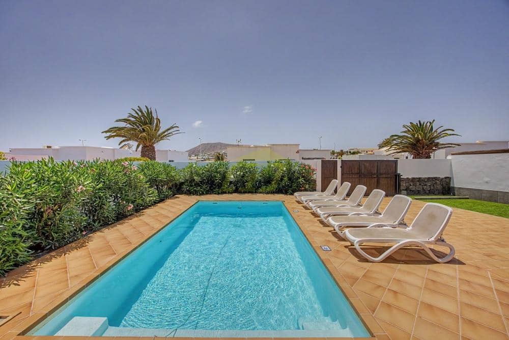 3 bedroom Villa for sale in Playa Blanca with pool - € 570,000 (Ref: 9861474)