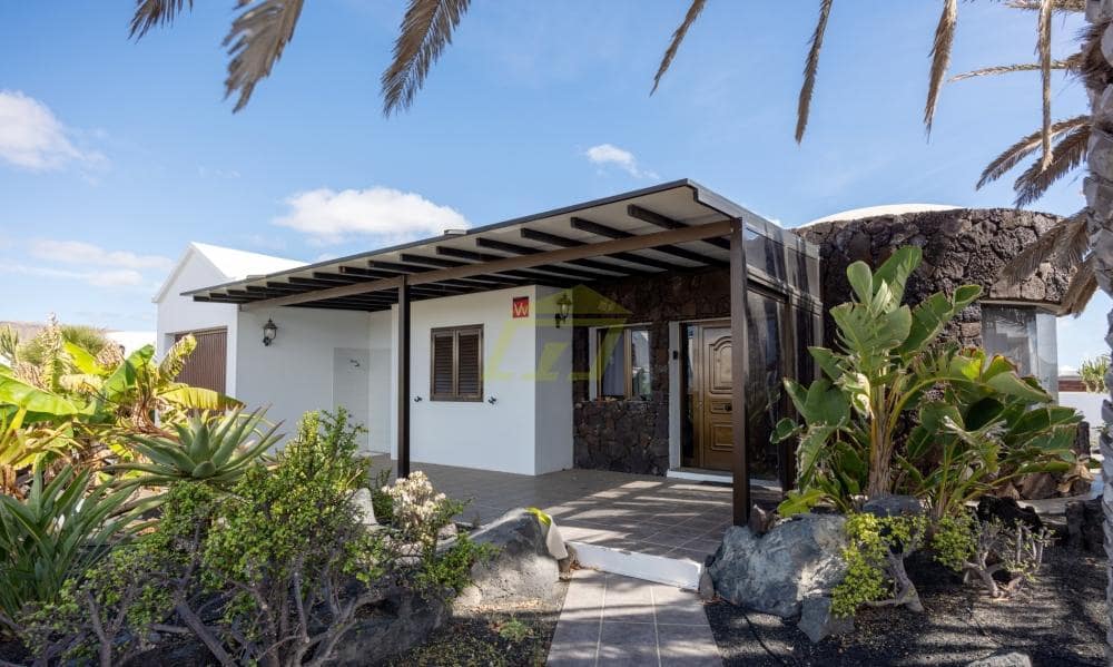 3 soveværelse Villa til salg i Charco del Palo med garage - € 430.000 (Ref: 9868148)