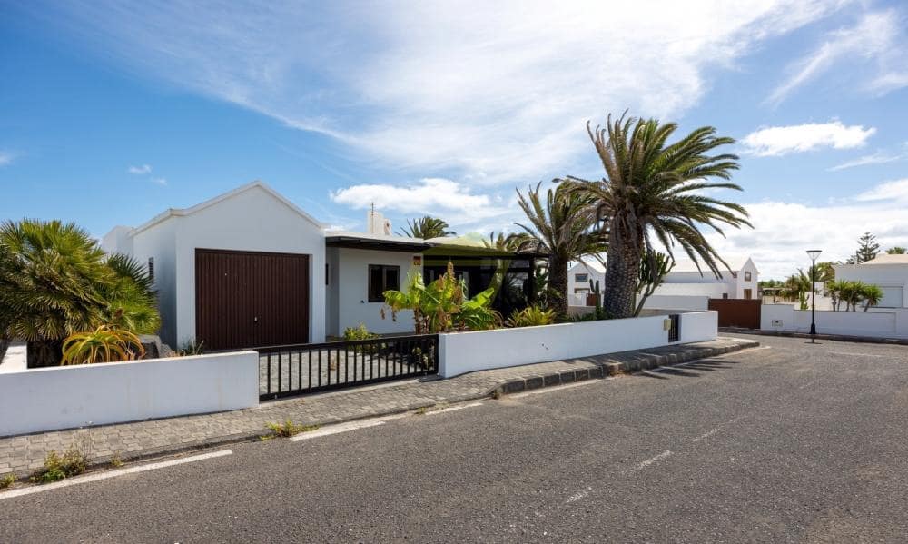 3 soveværelse Villa til salg i Charco del Palo med garage - € 430.000 (Ref: 9868148)