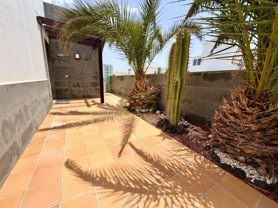 2 sypialnia Willa na sprzedaż w Playa Blanca z basenem garażem - 420 000 € (Ref: 9872903)
