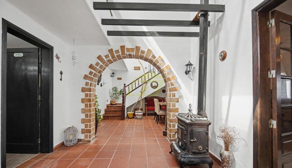 7 bedroom Villa for sale in Teguise - € 775,000 (Ref: 9883970)