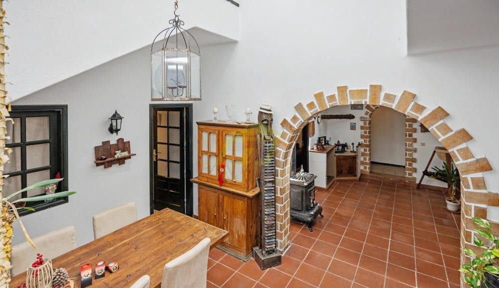 7 bedroom Villa for sale in Teguise - € 775,000 (Ref: 9883970)