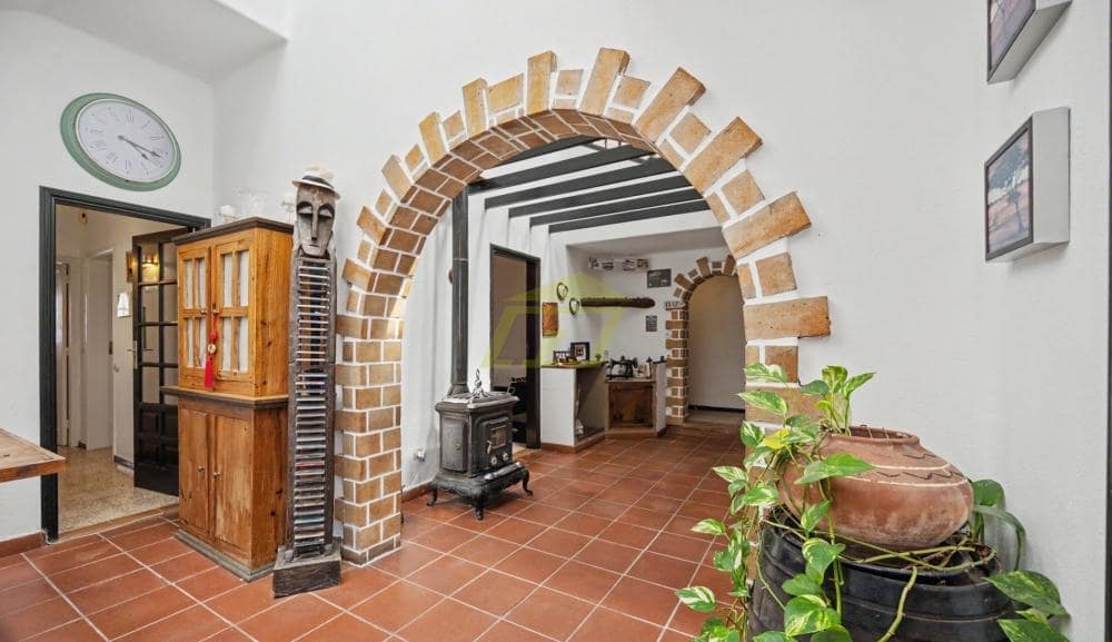 7 bedroom Villa for sale in Teguise - € 775,000 (Ref: 9883970)