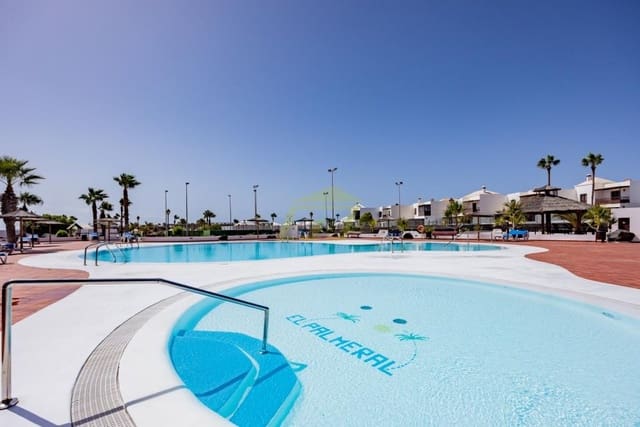 3 sypialnia Willa na sprzedaż w Costa Teguise, Teguise z basenem garażem - 420 000 € (Ref: 9891555)